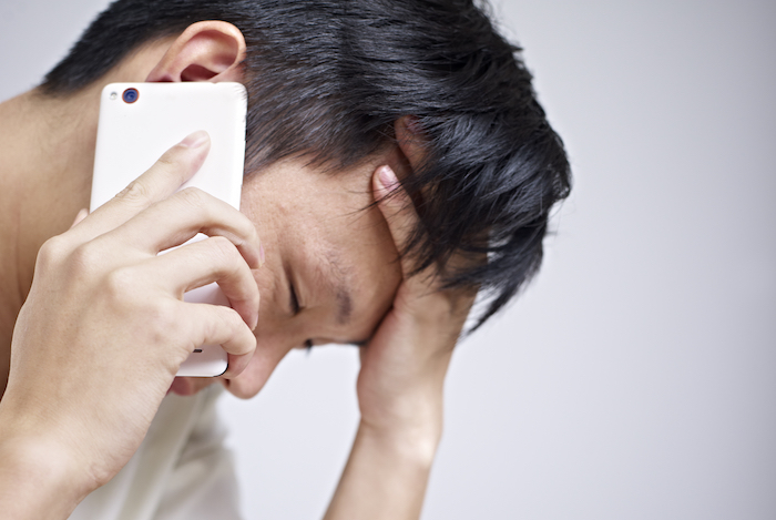 電話する男性